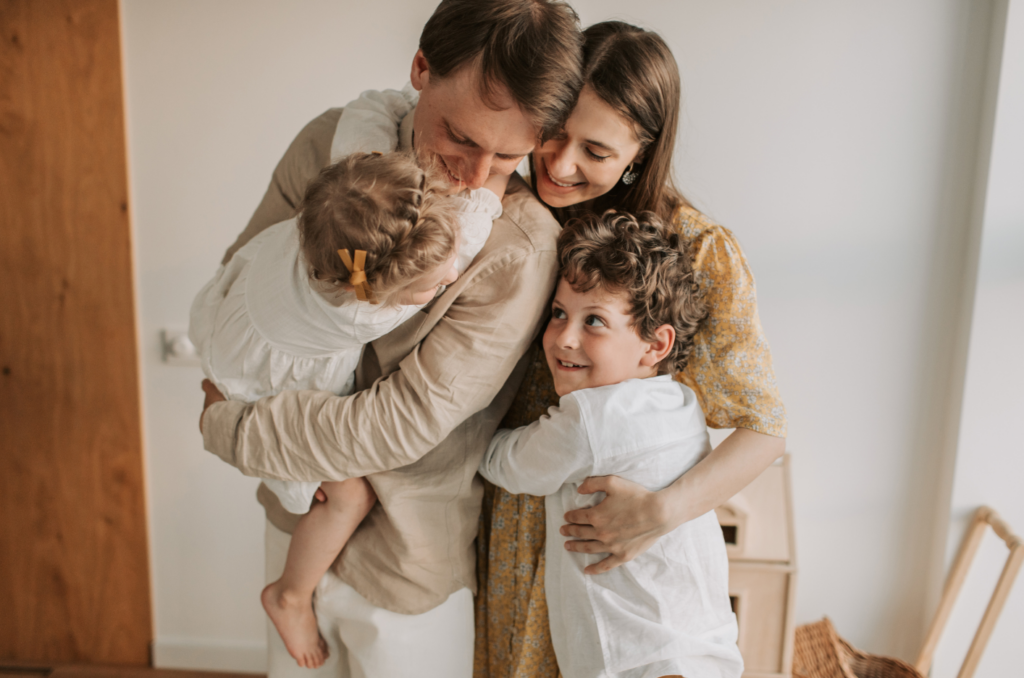 Familie umarmt sich